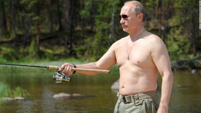 Putin disfrutando la pesca durante sus vacaciones en Tuva el 20 de julio de 2013. Durante años el líder ruso ha cultivado una imagen populista en los medios de comunicación de su país.