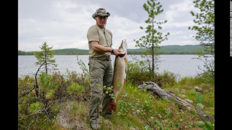 Putin sostiene un pez pica que cazó en la región siberiana de Tuba, en Rusia, el 20 de julio de 2013.