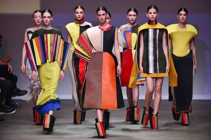 La estadounidense, Kim Shui, canalizó a Ellsworth Kelly en su colección, la cual ofreció nuevas interpretaciones de la forma ideal femenina.