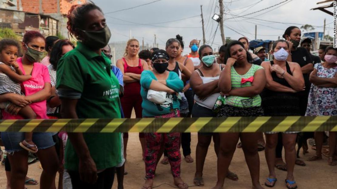 Residentes esperan las donaciones de comida organizadas por la ONG Kapadocia Institute para familias pobres en Brasilandia, el 1 de mayo de 2020.