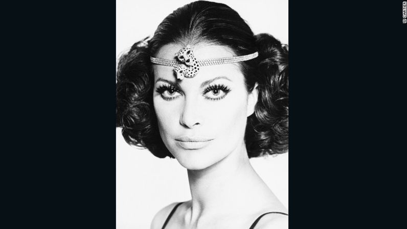 En esta foto de 1967, una modelo luce una cinta para la cabeza de pantera diseñada a partir de dos broches de pantera y una triple línea de diamantes.