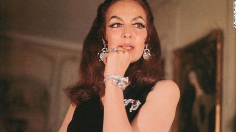 Aquí se ve a la actriz mexicana María Félix usando una esclava de pantera Cartier de dos cabezas, hecha a la medida en 1967.