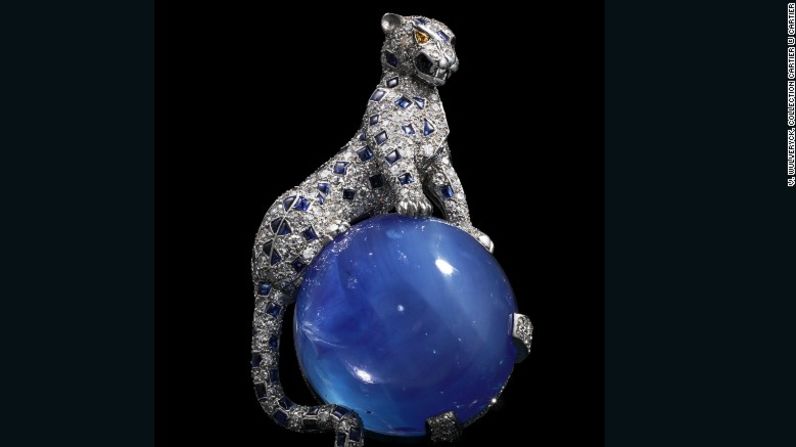 Este broche de 1949, fabricado de platino, oro blanco, diamantes y un impresionante zafiro de Cachemira, fue la segunda pieza tridimensional de una pantera que Cartier hizo para la duquesa de Windsor. (El primero estaba montado en una esmeralda).