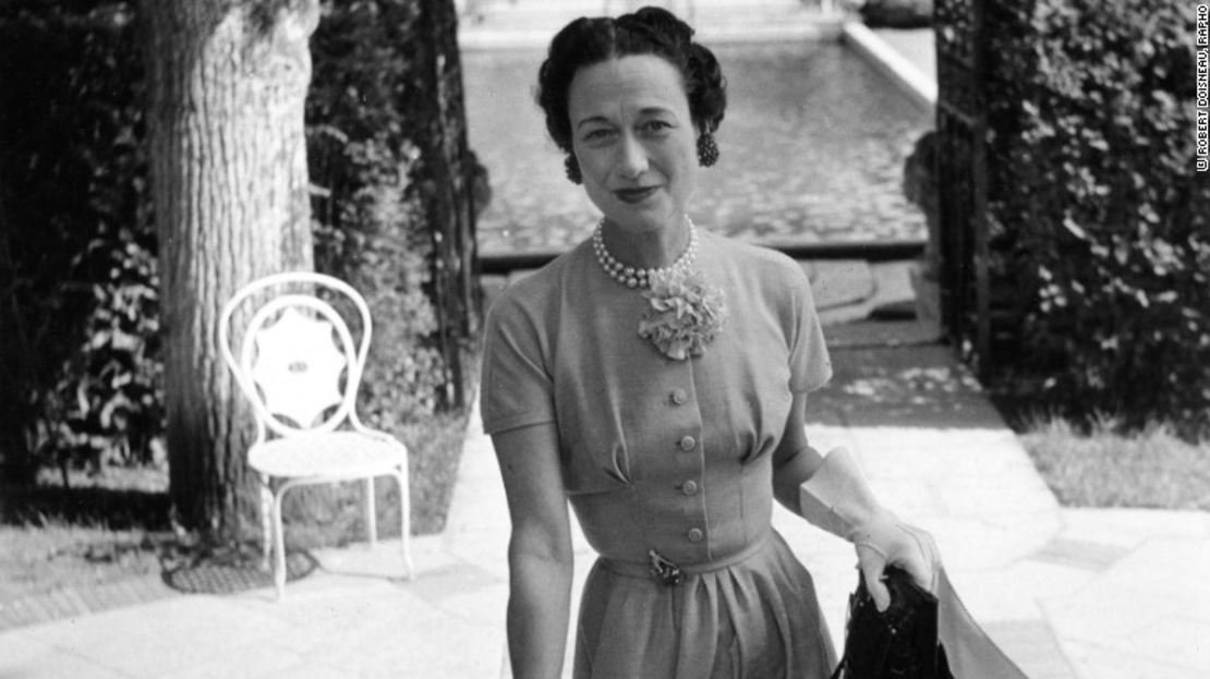 La duquesa de Windsor en el jardín de Villa Trianon, Lady Mendl (La casa de Elsie de Wolfe, en Versalles, mayo 1949. Ella lleva un broche de pantera en su cinturón.