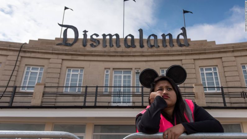 El nuevo parque de diversiones de Banksy es oscuro, divertido y de actualidad... todo lo que esperarías del polémico artista callejero.