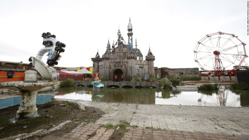 Comercializado como un "parque de atolondramiento", este muestra las obras de los artistas contemporáneos Damien Hirst, Jenny Holzer y Jimmy Cauty, y tendrá una duración de seis semanas.