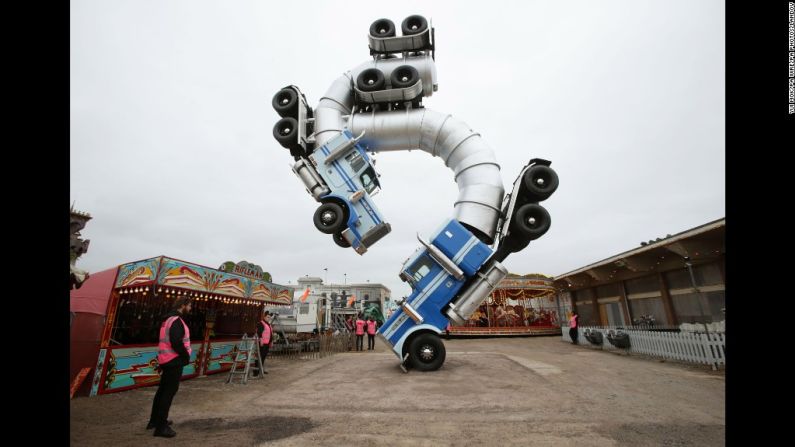 Big Rig Jig, una escultura de Mike Ross, en exhibición en Dismaland.