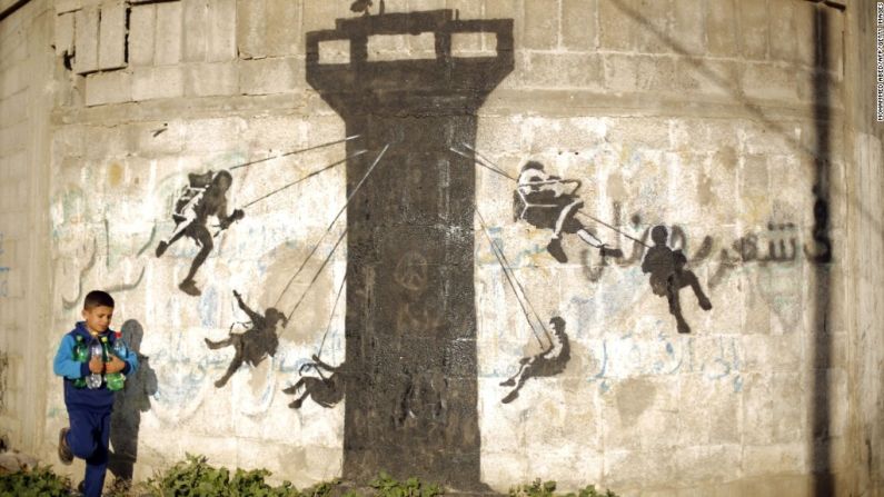 No es la primera vez que Banksy ha sacado provecho del tema del parque de diversiones. En una escena dolorosamente diferente de principios del año, un niño en Bait Hanun pasa caminando junto a un mural que representa a niños usando una torre de vigilancia israelí como la atracción de un columpio.