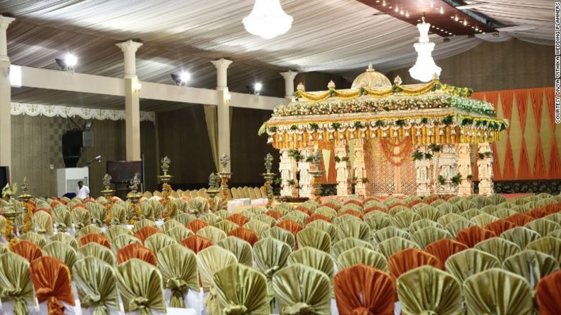 Las bodas indias a menudo son tan grandes que las familias a veces empiezan a ahorrar con décadas de anticipación.