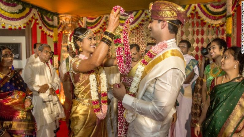 Ya sea que creas o no que el amor está escrito en las estrellas, estas aún tienen un gran impacto en el número de bodas en la India.