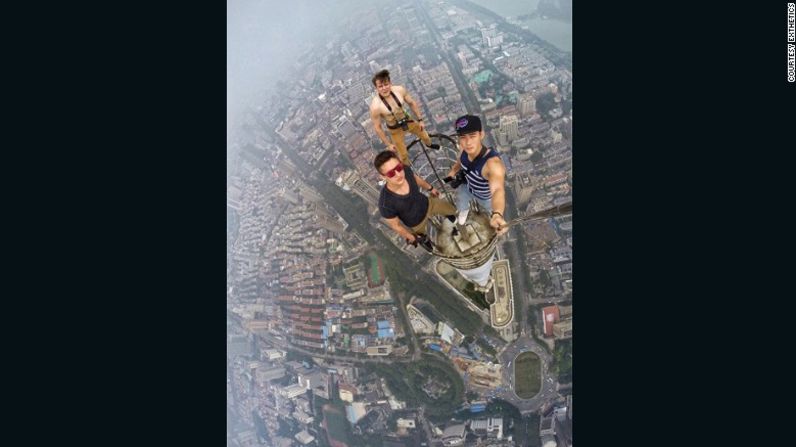 Daniel Lau tiene el pasatiempo de escalar rascacielos con sus manos.