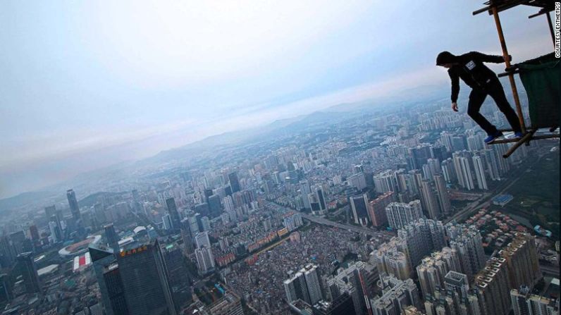 Sus actividades recientemente alertaron a los medios chinos gracias a una foto tomada desde el cuarto edificio más alto de este país.