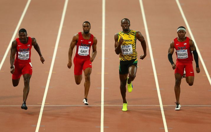 Usain Bolt, de amarillo, no llegó como favorito a la final de los 100 metros planos del Mundial de Atletismo de Beijing, pero revalidó su título como el ser humano más veloz.