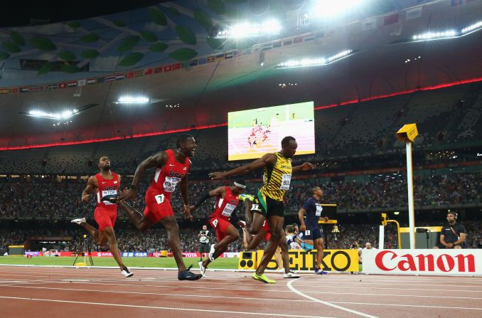 El atleta jamaiquino Usain Bolt, derecha, cruza la meta una centésima de segundo por delante del estadounidense Justin Gatlin, en los 100 metros planos del Mundial de Atletismo de Beijing.