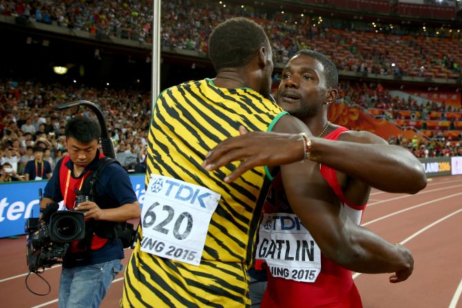 Justin Gatlin felicita a Usain Bolt por su victoria en los 100 metros planos del Mundial de Atletismo de Beijing. Bolt ganó la prueba en 9,79 segundos.