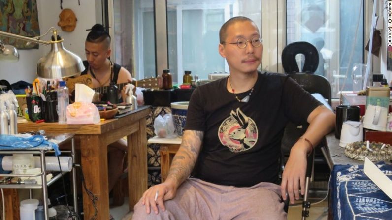 El artista chino Da Hua en su estudio. Primero empezó a practicar sus diseños en piel de cerdos que compraba en mercados locales.