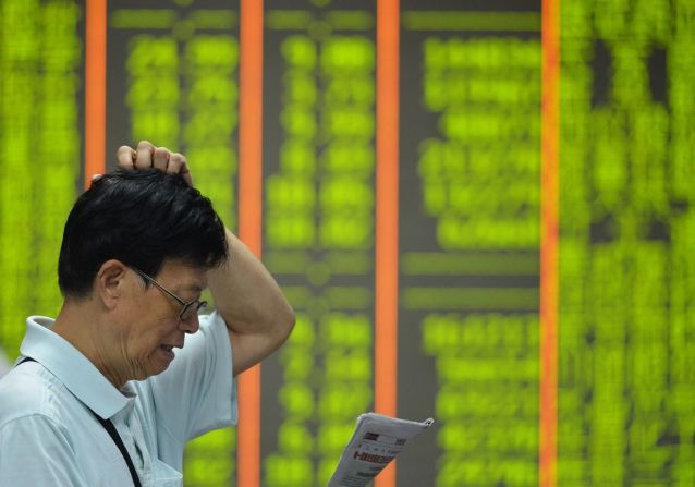 Los mercados financieros tuvieron severas caídas el lunes (STR/AFP/Getty Images).