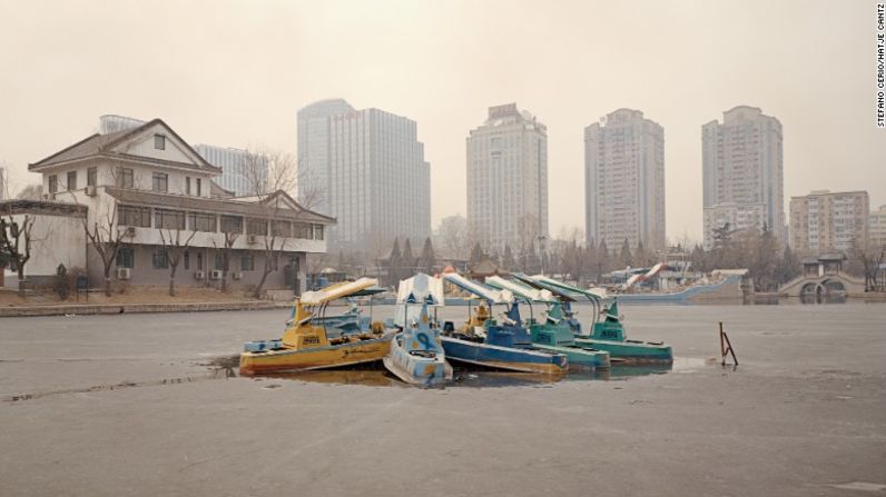 Parque “Tuanjiehu”, Beijing - Los botes de pedales de verano están atados entre sí, formando una pequeña isla en medio de un lago. El trabajo de Cerio a menudo capta una imagen suspendida en el tiempo y el espacio... en este caso, los barcos están congelados en el hielo.