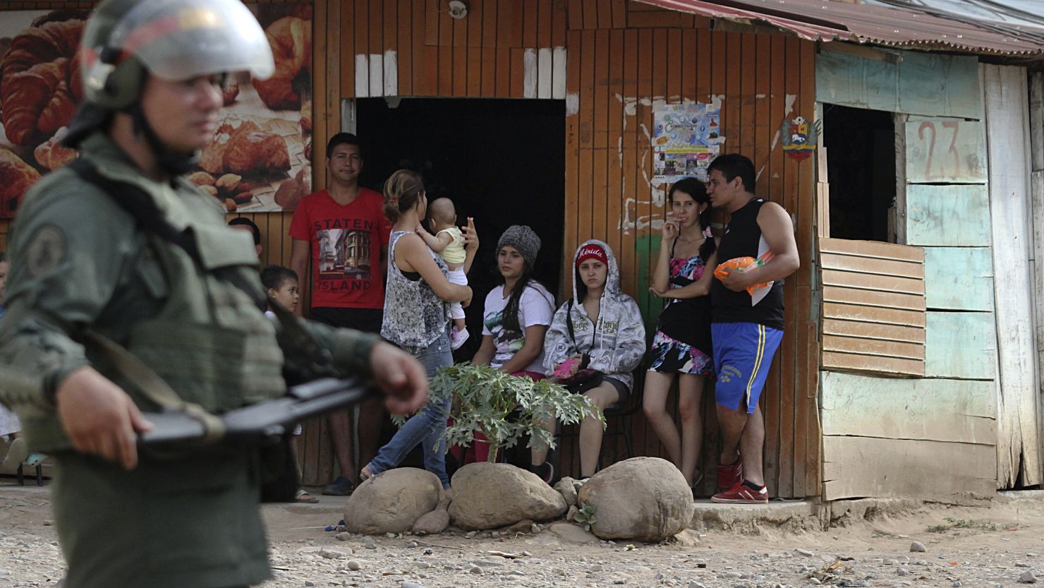 Las familias colombianas deportadas y el gobierno de la ciudad de Cúcuta alegaron que las familias están siendo divididas con la deportación. Sin embargo el gobernador de Táchira Vielma Mora negó estas acusaciones diciendo que las familias fueron protegidas en estos operativos.