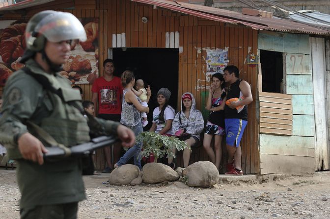 Los colombianos deportados y el gobierno de la ciudad de Cúcuta (lado colombiano de la frontera) alegaron que las familias están siendo divididas por la deportación. Sin embargo el gobernador de Táchira José Gregorio Vielma Mora negó estas acusaciones diciendo que las familias fueron protegidas en estos operativos.