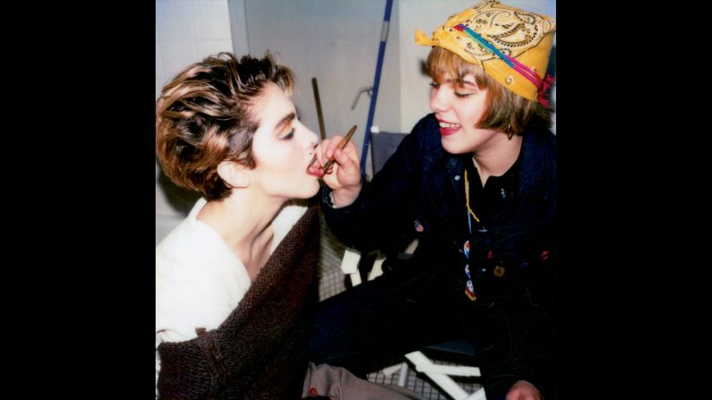 La cantante Madonna (izquierda) y la actriz Debi Mazar se alistan para una sesión fotográfica en el estudio de Bertoglio en 1983. La cámara Polaroid era el iPhone de la era de los años 80, dijo Bertoglio said. “Yo no comencé con la Polaroid”, añadió. “Muchas personas la estaban usando”.