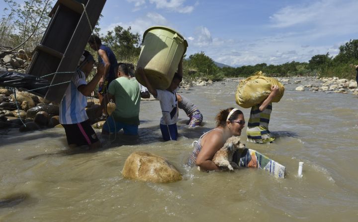 Los colombianos deportados recuperaron algunas de sus pertenencias antes de que sus casas fueran demolidas por las fuerzas de seguridad de Venezuela (AFP/Getty Images).