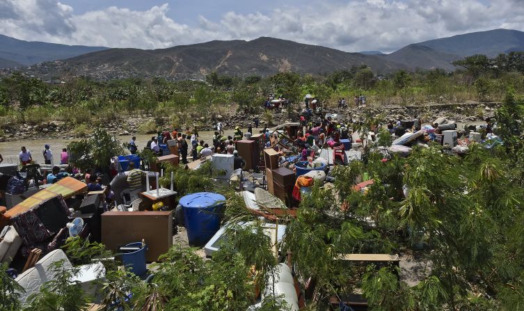 Colombianos deportados de Venezuela regresaron por algunas de sus pertenencias, las cuales cruzaron hacia territorio colombiano a través del río Táchira. Más de 1.000 colombianos que no tenían documentos fueron deportados por el gobierno del presidente Nicolás Maduro (AFP/Getty Images).