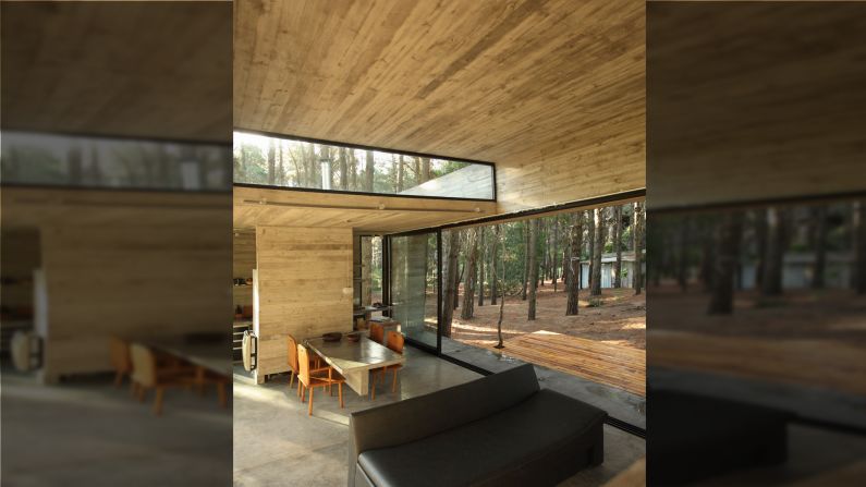 Casa Cher por BAK Architects (Buenos Aires, Argentina) - Ubicada en el bosque Mar Azul de Buenos Aires, esta casa de verano incorpora detalles en madera para complementar el ambiente circundante.