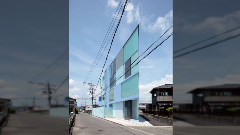 On the Corner por Eastern Design Office (Yokkaichi, Japón) - No, no logras ver las cosas. Este edificio de apartamentos de concreto y cristal de la firma de Tokio, Eastern Design Office, está construido en un terreno triangular y se ve plano cuando lo ves desde determinados ángulos.