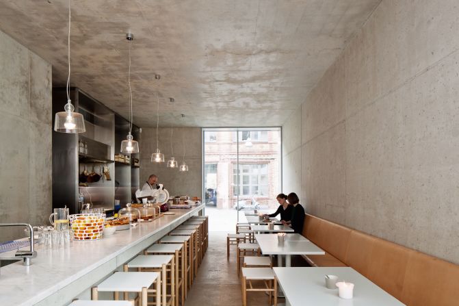 Joachimstrasse por David Chipperfield (Berlín, Alemania) - Las oficinas de Berlín del arquitecto británico, David Chipperfield, también hacen uso de los acentos de vidrio y madera en toda la construcción.