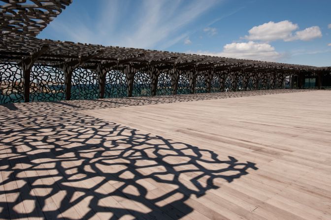 MuCEM por Rudy Ricciotti (Marsella, Francia) - El Museo de Civilizaciones Europeas y Mediterráneas de Rudy Ricciotti, el cual fue construido en el sitio de un puerto abandonado, cuenta con una intrincada fachada de entramado. Podría verse delicada, pero está fundida con concreto de ultra-alto desempeño reforzado con fibras.