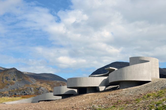 Carretera Turística Nacional Selvika por Reiulf Ramstad (Finnmark, Noruega) - No, este no es un gran despliegue de escultura pública. En su lugar, el edificio serpenteante es una parada particularmente hermosa al lado de la carretera en el noreste de Finlandia; cuenta con baños, portabicicletas y un puesto de información.