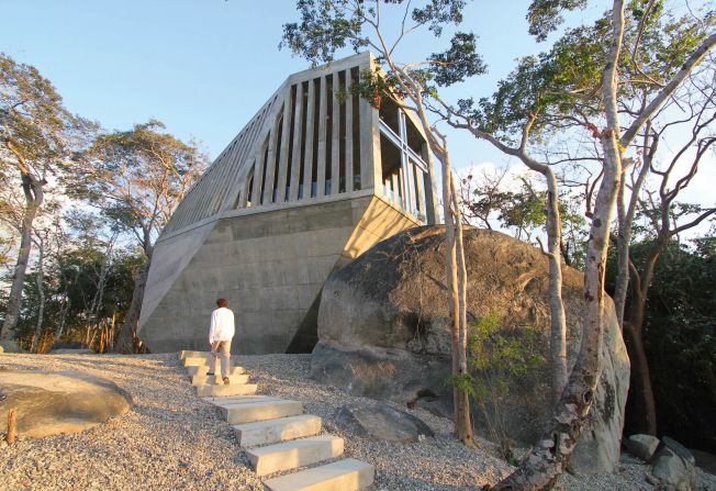 Capilla del Atardecer por BNKR (Acapulco, México) - Diseñado por el dúo de arquitectos mexicanos, los hermanos Esteban y Sebastián Suárez, la Capilla del Atardecer parece como estar en casa, entre las rocas de la montaña.