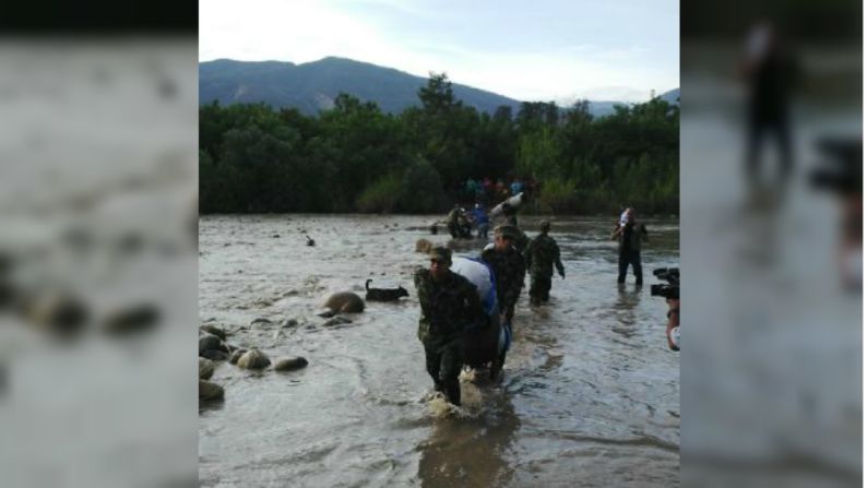 A través del río Táchira se llevó a cabo un éxido de cientos de colombianos expulsados por las autoridades venezolana desde el pasado viernes.