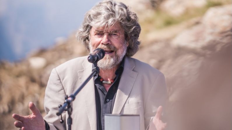 Reinhold Messner -durante la inauguración del MMM Corones- nació en Brixen (Bressanone), Italia, en 1944. Él tiene la distinción de ser el primero en escalar todas las 14 cumbres de más de 8.000 metros sobre el nivel del mar. Se refiere a su cadena de museos con temática de montaña como "mi decimoquinto ochomil".