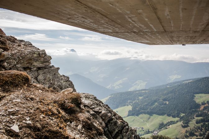 “La orientación de las ventanas fue crucial, porque usé las montañas fuera del museo para contar una historia desde adentro”, le comentó Messner a CNN.