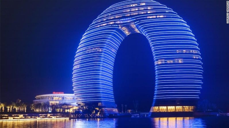 Una herradura puede ser considerada como algo afortunado para algunos y algo cómico para otros. El Sheraton de un valor de 1.500 millones de dólares, ubicado en Huzhou, provincia de Zhejiang, es famoso por su inusual diseño.