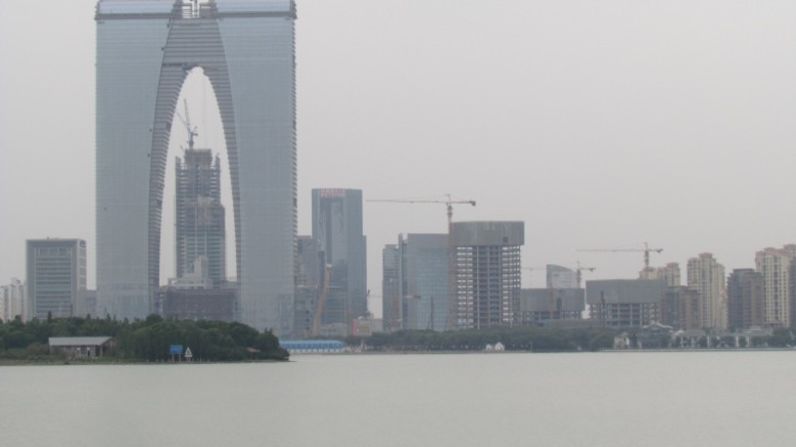 La Puerta de Oriente en Suzhou, provincia de Jiangsu, se encuentra a más de 300 metros de altura y ha sido comparado con un par de calzoncillos largos.