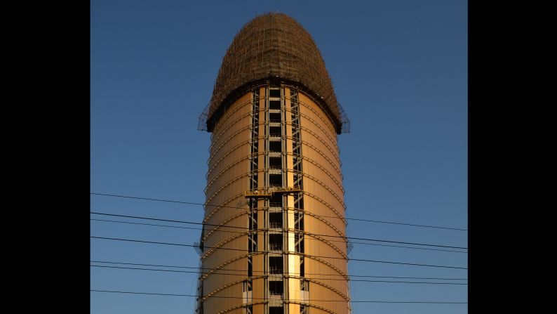 Los ciudadanos también se burlaron de la sede del People's Daily de Beijing, cuando estaba a mitad de la construcción. Una fotografía adulterada del fálico edificio superpuesto bajo los "pantalones" de CCTV se volvió viral en Internet antes de que los censores tomaran medidas drásticas en 2013.