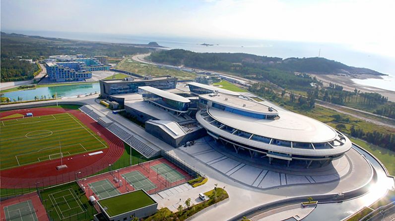 NetDragon, un desarrollador de juegos en línea dirigido por un ávido fanático de "Star Trek", construyó sus oficinas principales en China en la forma de la legendaria nave espacial que el capitán Kirk utilizaba.