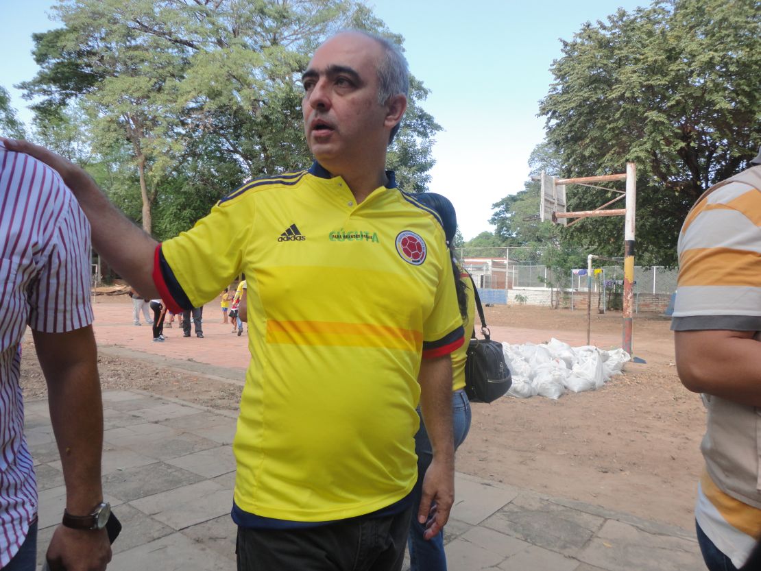 El alcalde de Cúcuta con la camiseta de la selección Colombia.