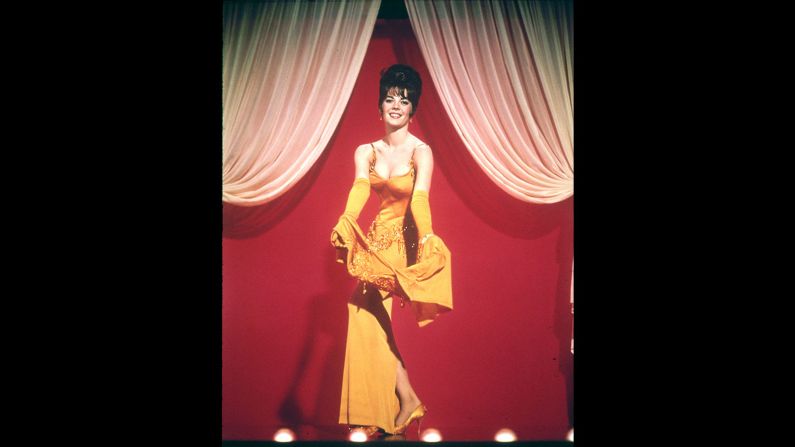 En “Gypsy” (1962), la actriz petite Natalie Wood se hizo ver más alta y bien formada usando cuentas verticales y relleno.