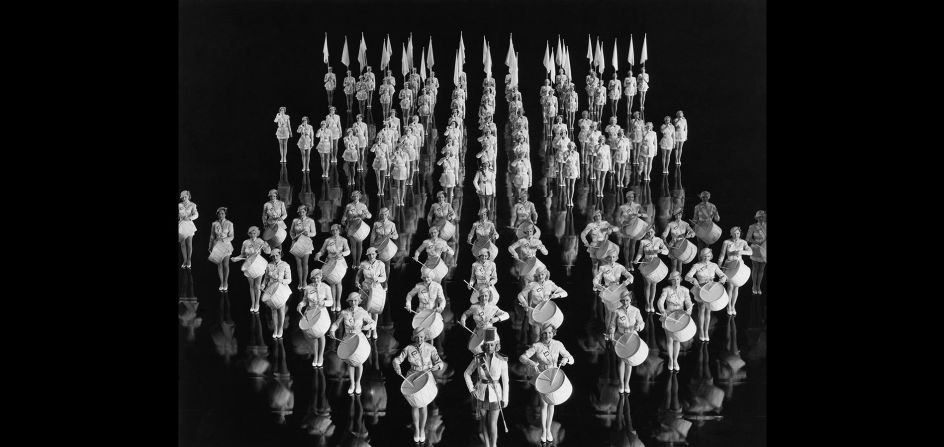 Los trajes de Kelly ayudaron al director Busby Berkeley a traer visiones fantásticas a la vida, en “Buscadores de oro” en 1937 (1936).