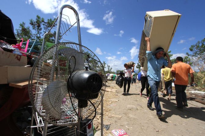 Colombianos cargan sus pertenencias hacia Cúcuta , el 28 de agosto de 2015.