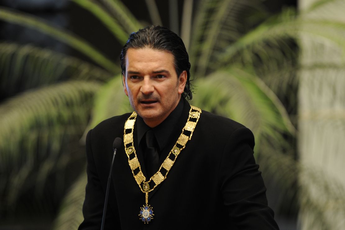 Arjona con la Medalla de la Orden Quetzal en marzo de 2013.