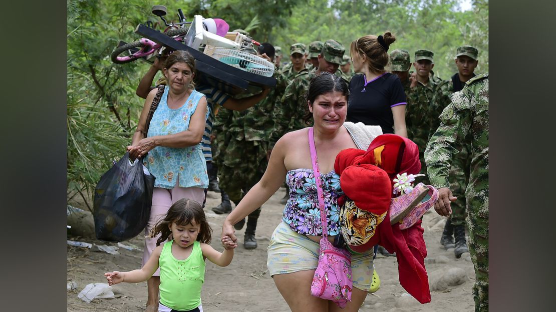 La emotiva llegada de una madre colombiana y su hija a Cúcuta luego de cruzar la frontera colombo-venezolana.