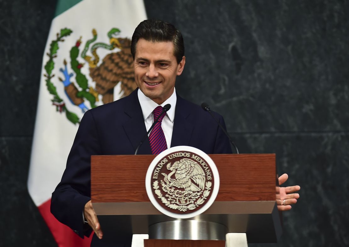 Peña Nieto entrega un discurso durante una reunión de ministros en Los Pinos, el 27 de agosto de 2015.