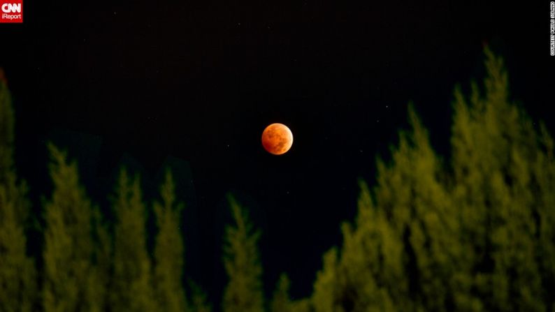 La 'luna de sangre' obtiene el color de un atardecer desértico durante el eclipse de la sombra que la Tierra proyecta.