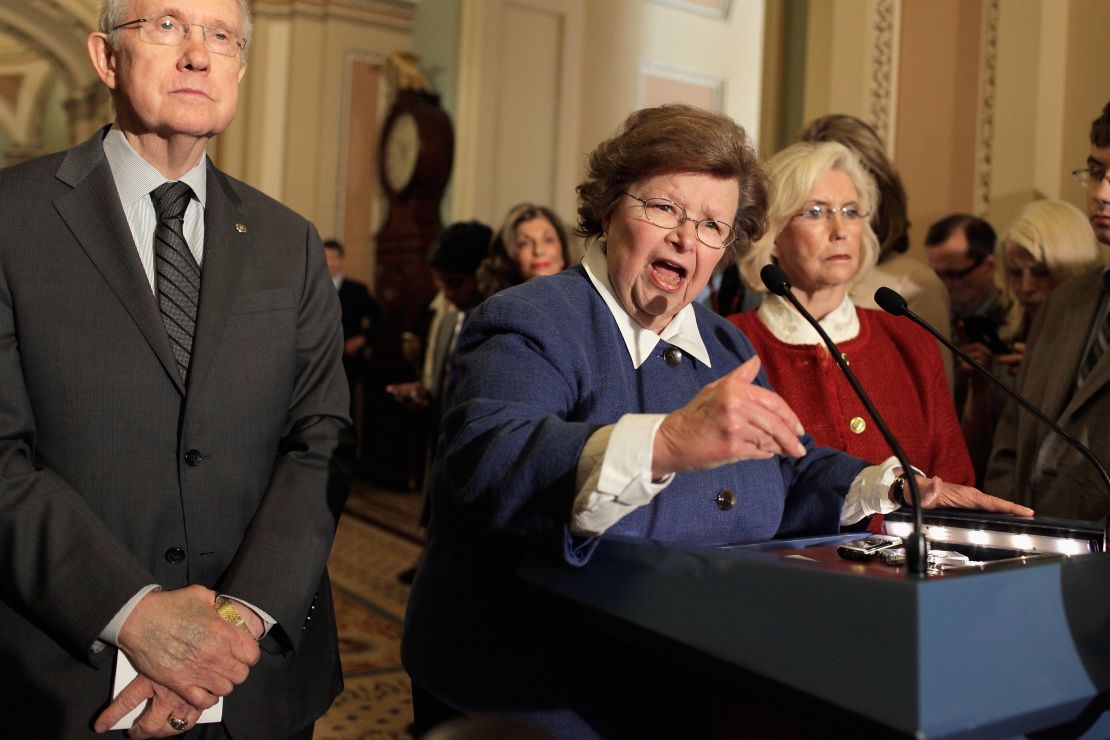 La senadora demócrata Barbara Mikulski (centro) le dio un voto clave al presidente Barack Obama para asegurar que el acuerdo nuclear con Irán fuera aprobado y evitar que fuera hundido por la mayoría republicana en Cámara y Senado.