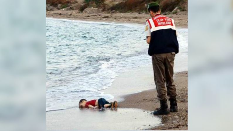 Un oficial Turco en la ciudad de Bodrum lleva el cuerpo sin vida de Aylan, luego de ser encontrado en las costas el 2 de septiembre. El pequeño es uno de los 12 refugiados sirios que se ahogaron en el mar durante una travesía que debía terminar en Grecia.